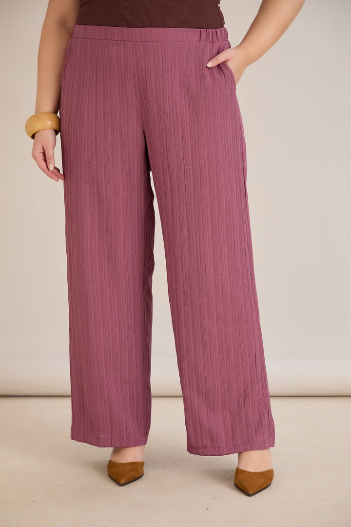 Hlače od laganog reljefnog materijala – mliječno ljubičasta