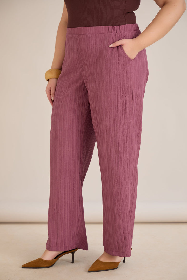 Hlače od laganog reljefnog materijala – mliječno ljubičasta