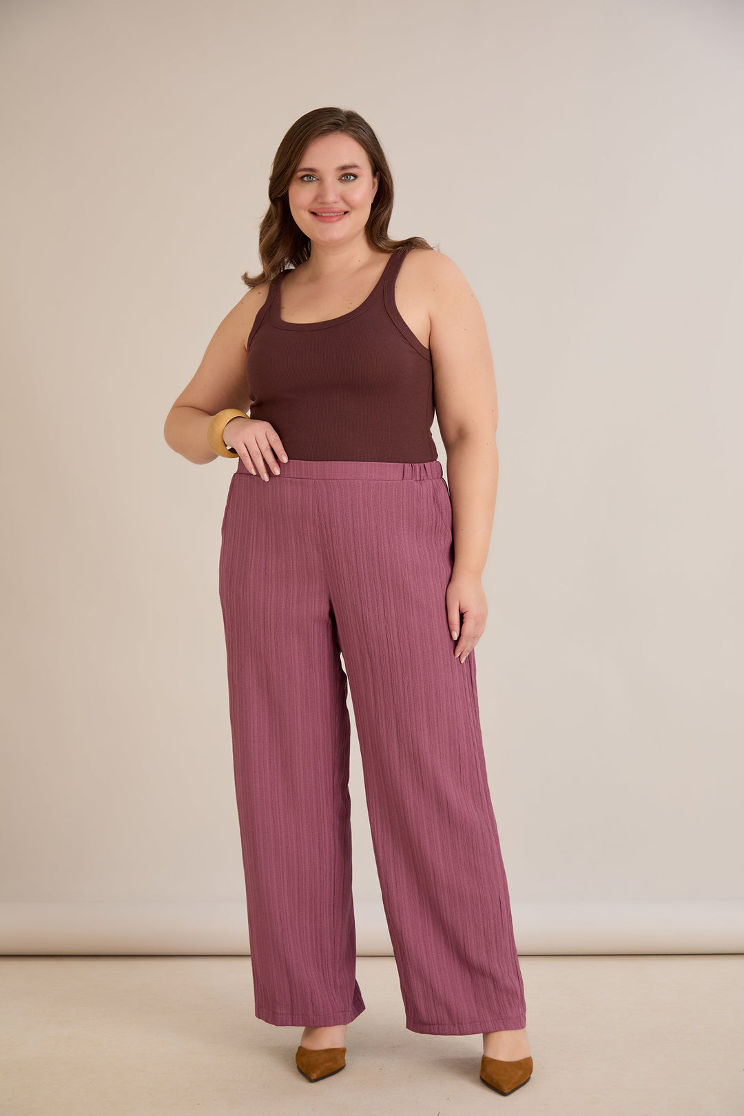 Hlače od laganog reljefnog materijala – mliječno ljubičasta