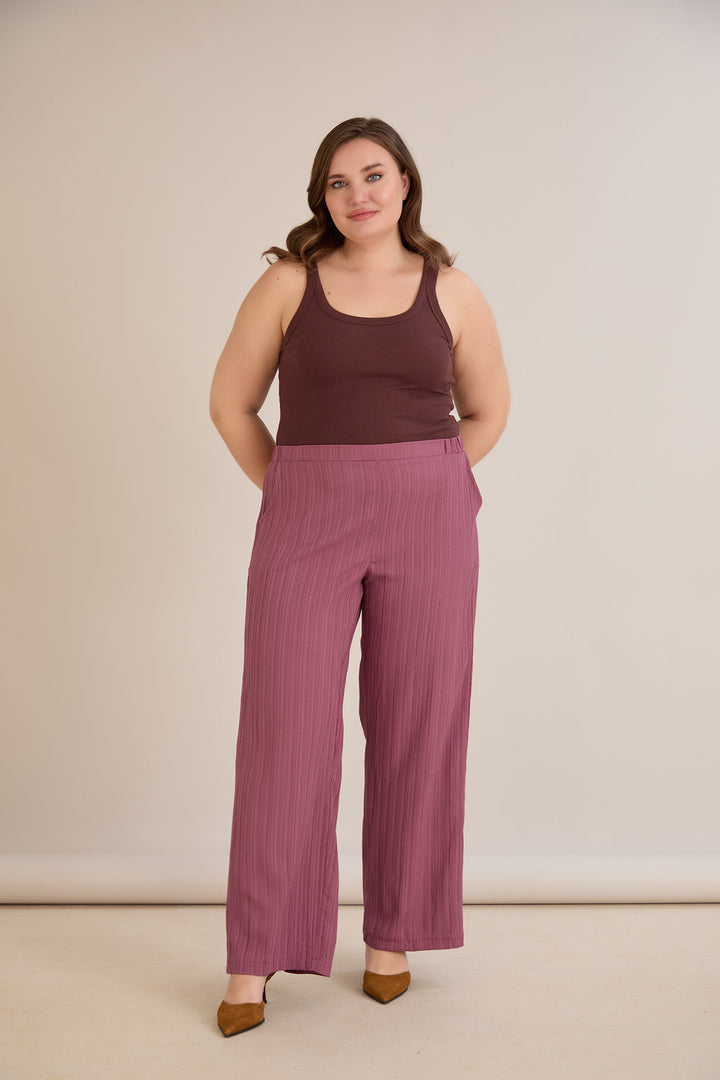 Hlače od laganog reljefnog materijala – mliječno ljubičasta