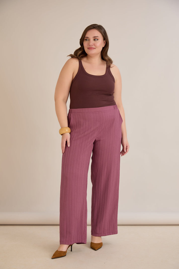 Hlače od laganog reljefnog materijala – mliječno ljubičasta