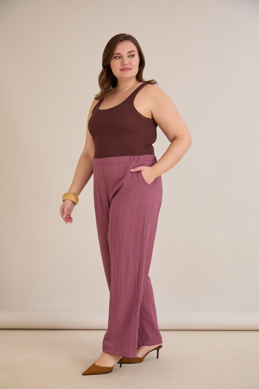 Hlače od laganog reljefnog materijala – mliječno ljubičasta