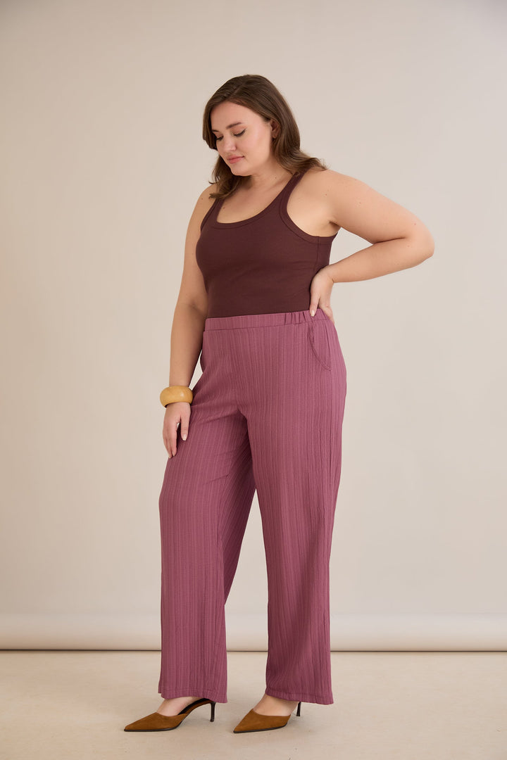 Hlače od laganog reljefnog materijala – mliječno ljubičasta