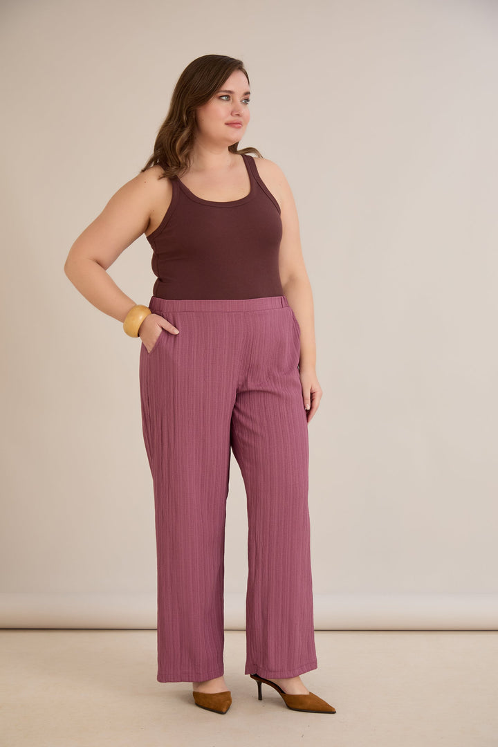 Hlače od laganog reljefnog materijala – mliječno ljubičasta