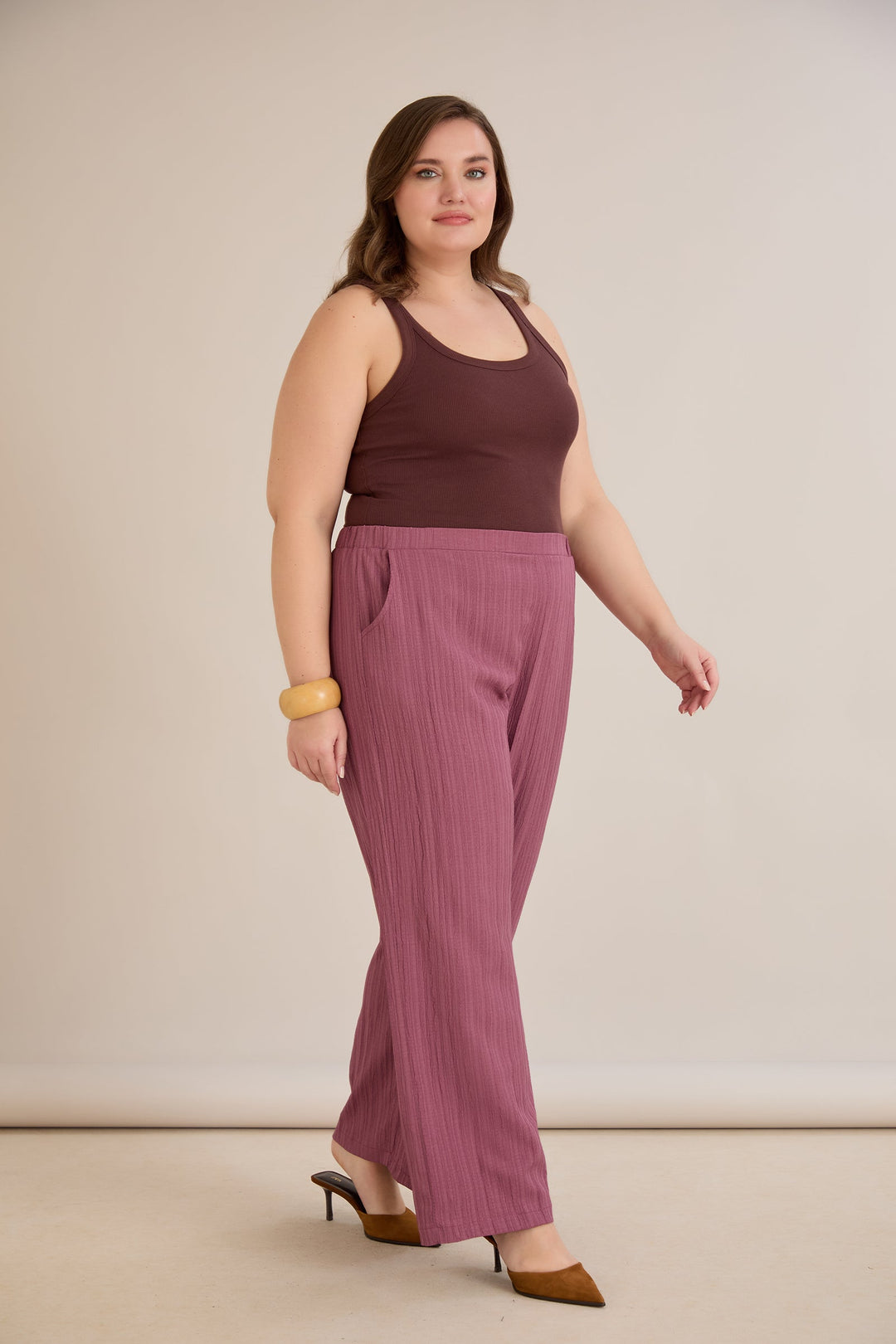 Hlače od laganog reljefnog materijala – mliječno ljubičasta