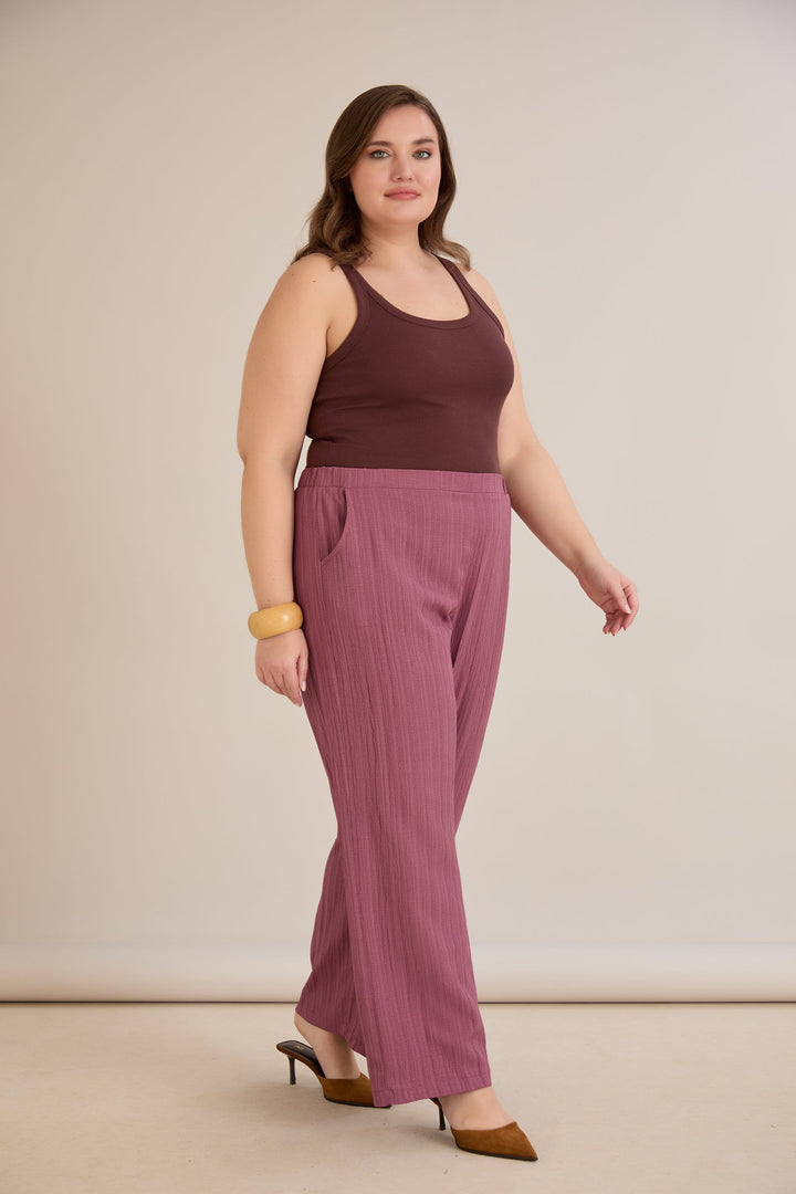 Hlače od laganog reljefnog materijala – mliječno ljubičasta