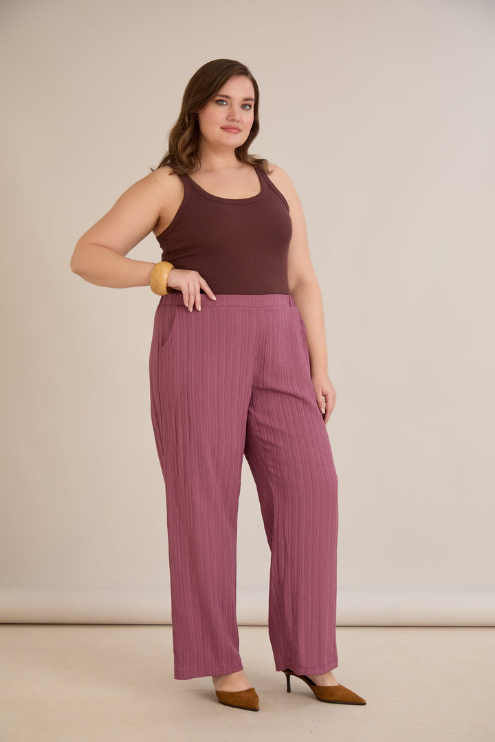 Hlače od laganog reljefnog materijala – mliječno ljubičasta