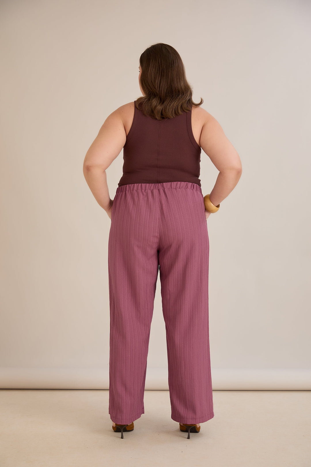 Hlače od laganog reljefnog materijala – mliječno ljubičasta