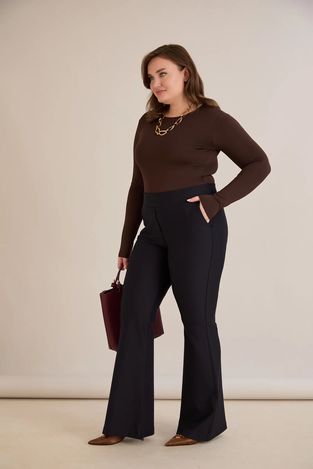 Hlače zvonolikog kroja s efektom oblikovanja