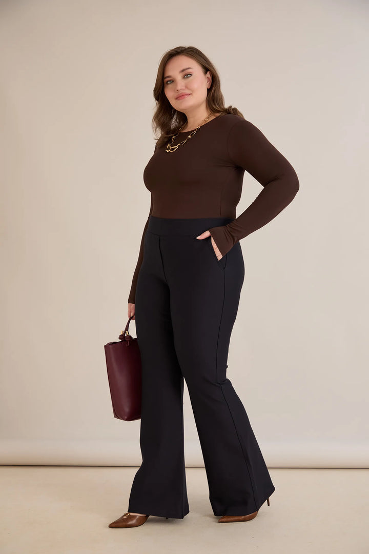 Hlače zvonolikog kroja s efektom oblikovanja