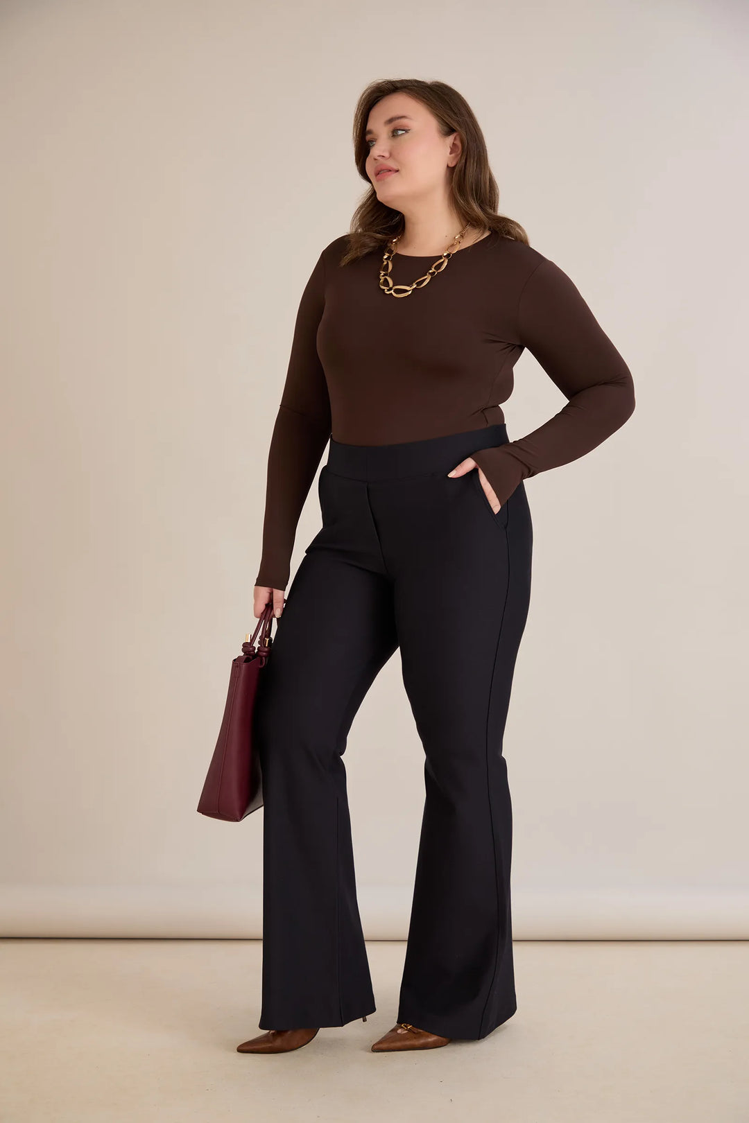 Hlače zvonolikog kroja s efektom oblikovanja