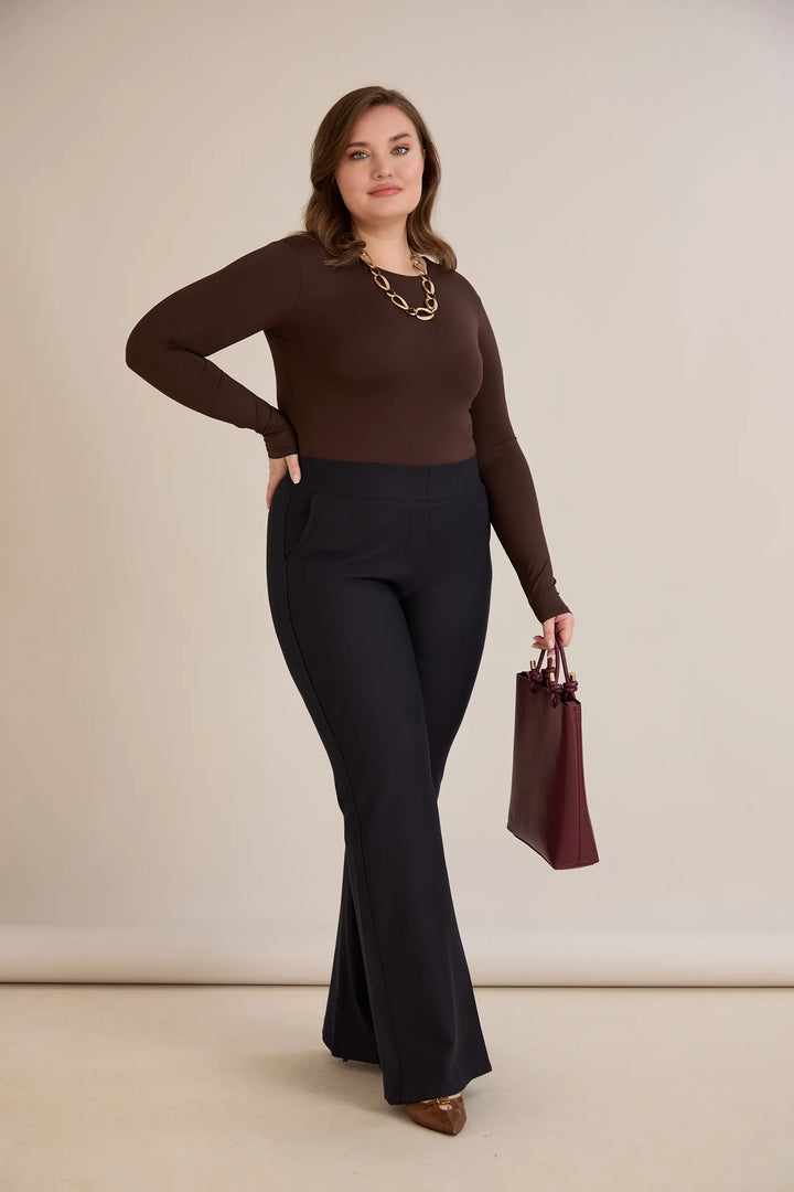 Hlače zvonolikog kroja s efektom oblikovanja