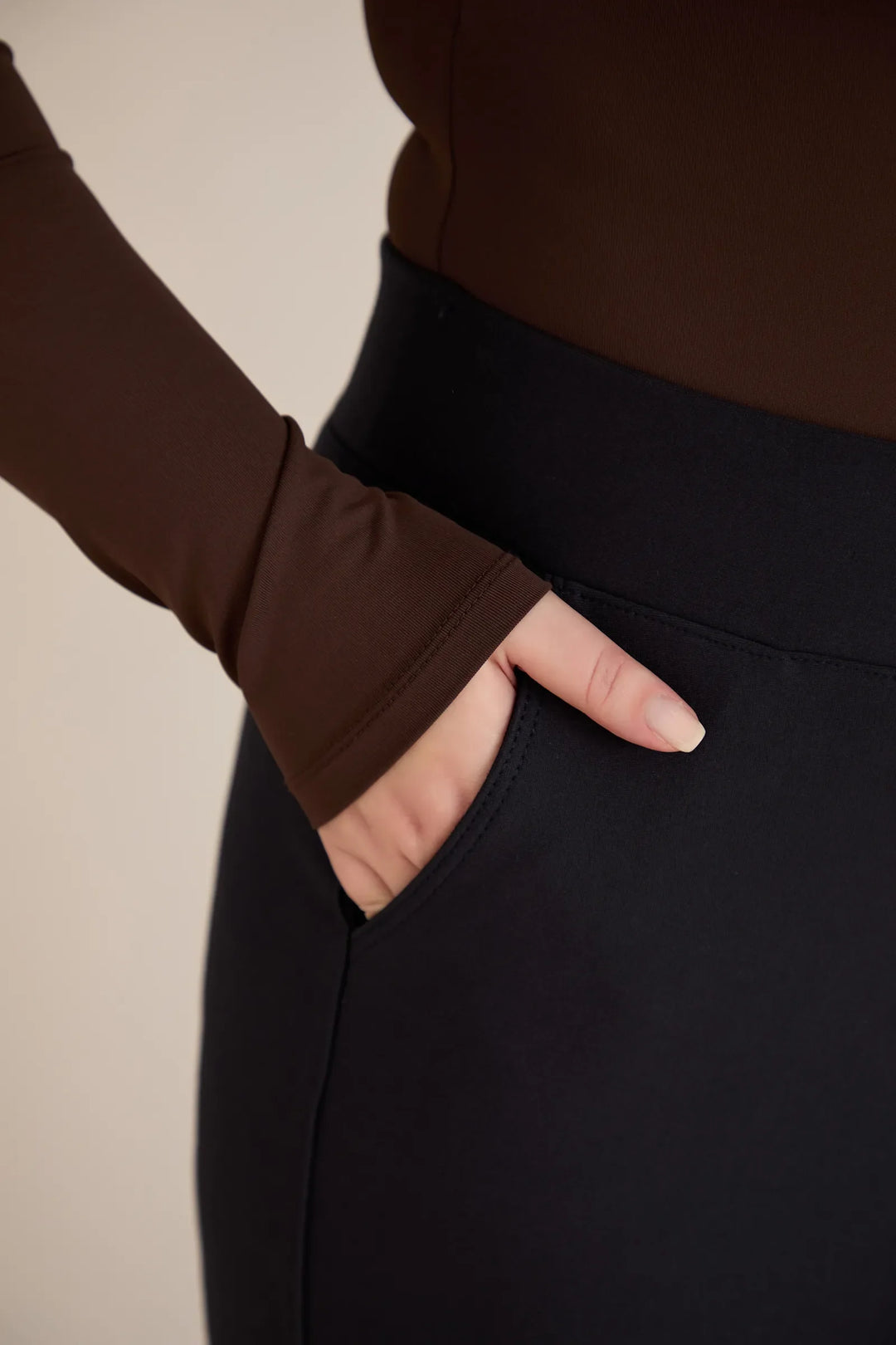 Hlače zvonolikog kroja s efektom oblikovanja