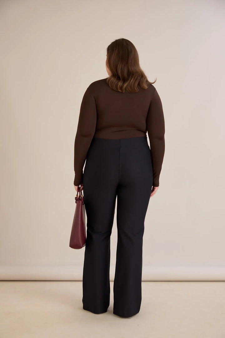 Hlače zvonolikog kroja s efektom oblikovanja