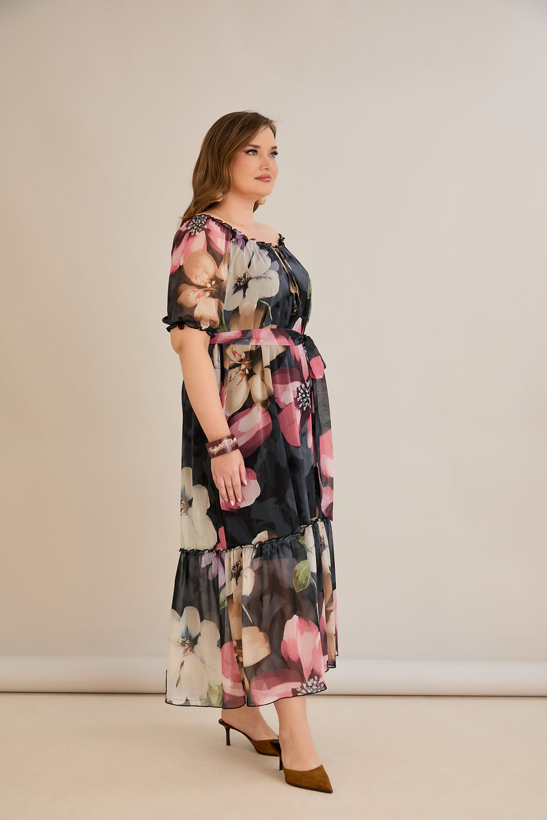 Duga šifonska haljina s volanima i Carmen izrezom