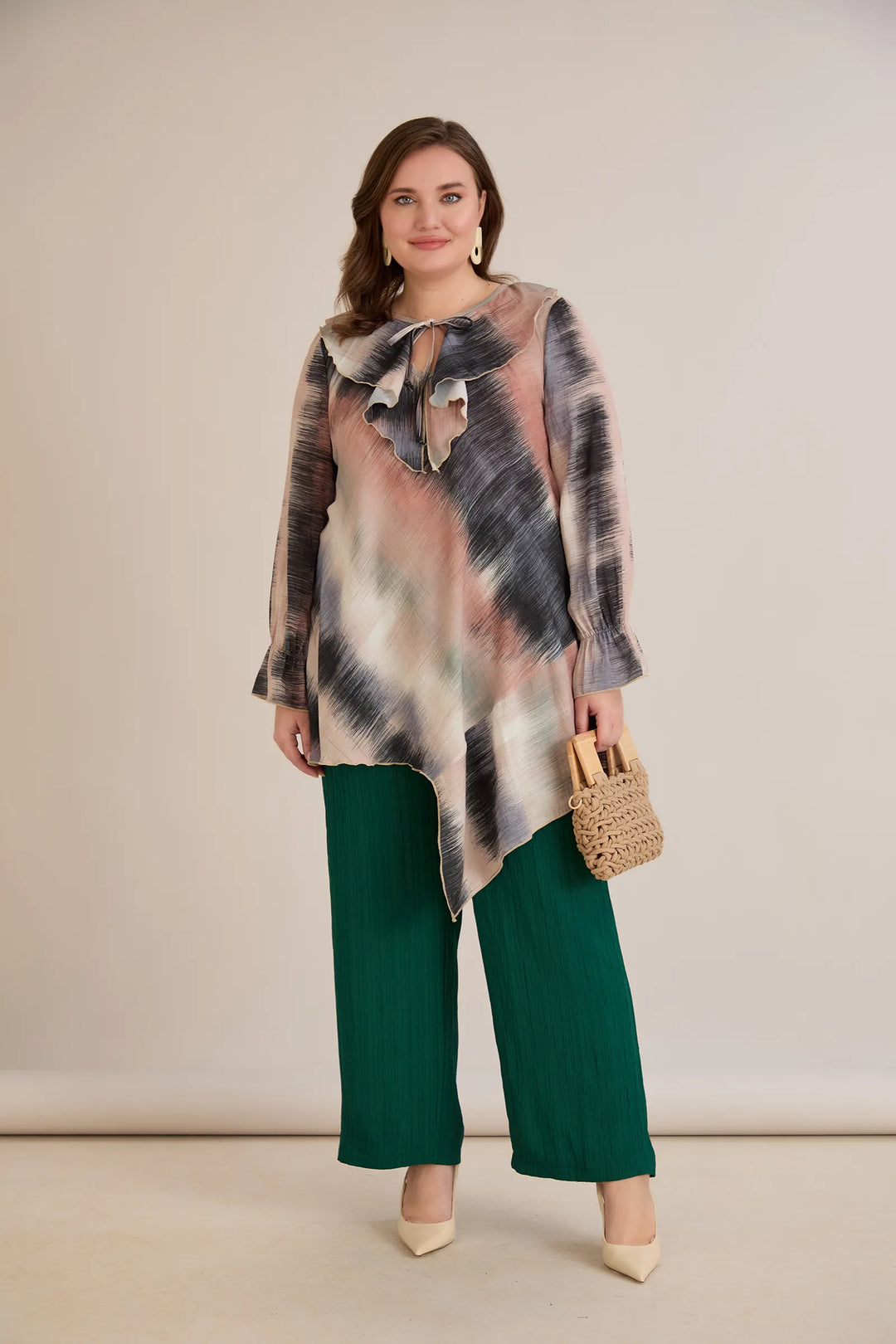 Asimetrična tunika s volanima na dekolteu