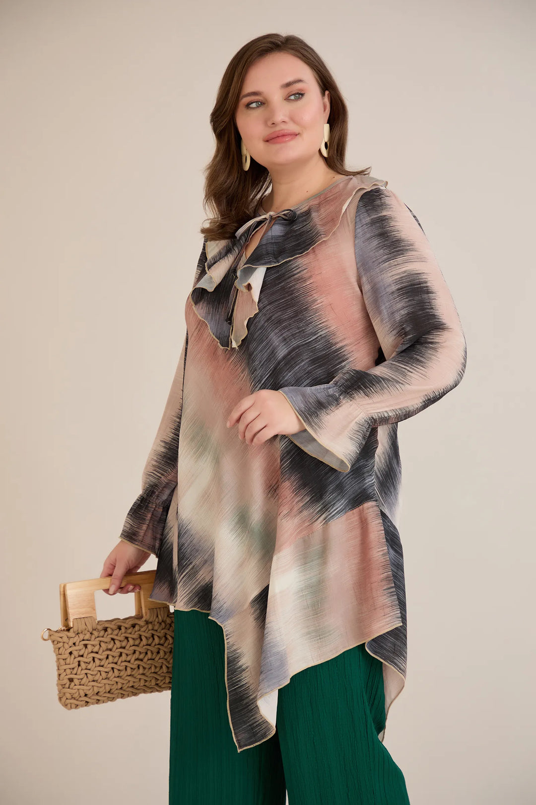 Asimetrična tunika s volanima na dekolteu