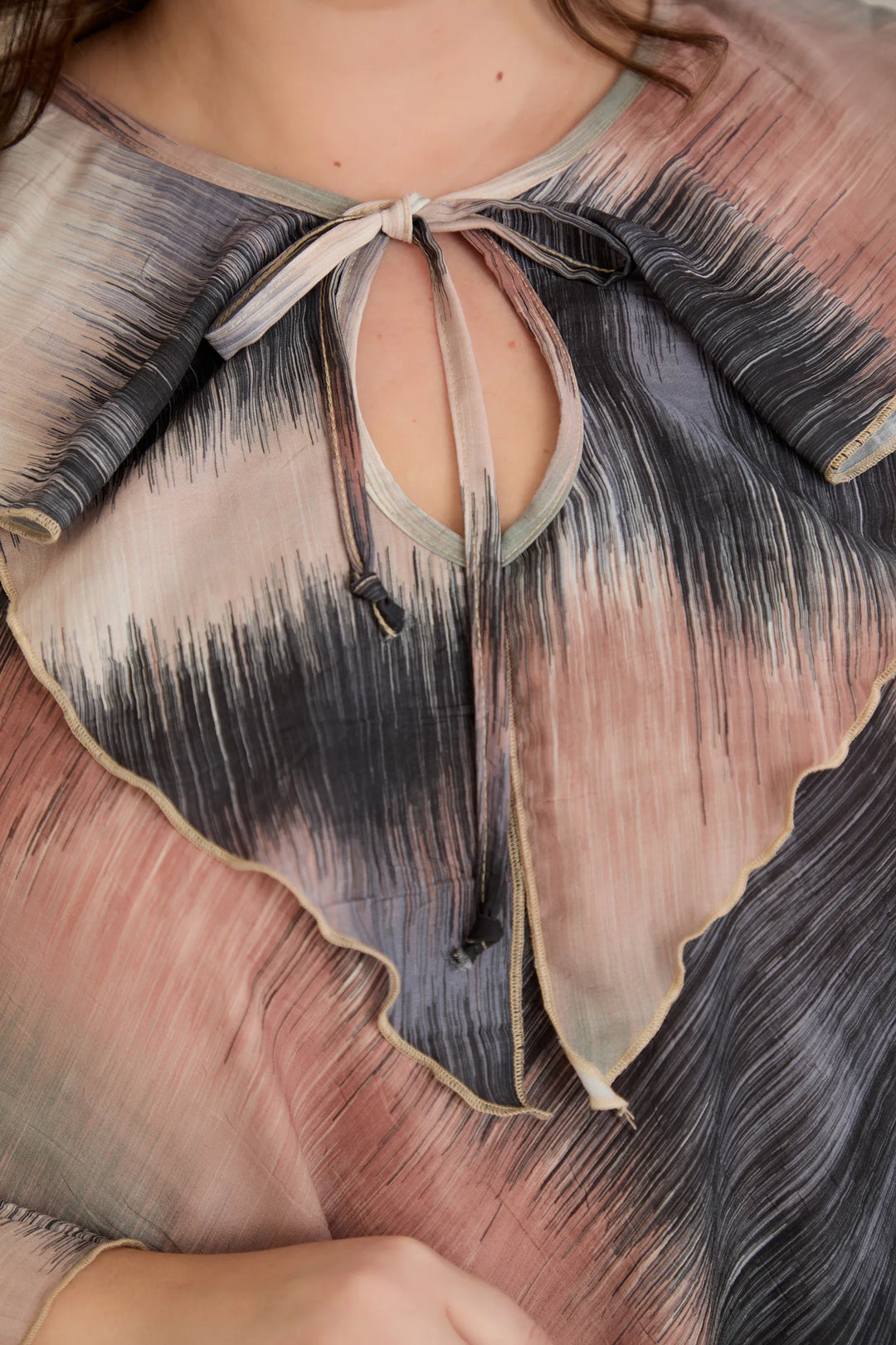 Asimetrična tunika s volanima na dekolteu