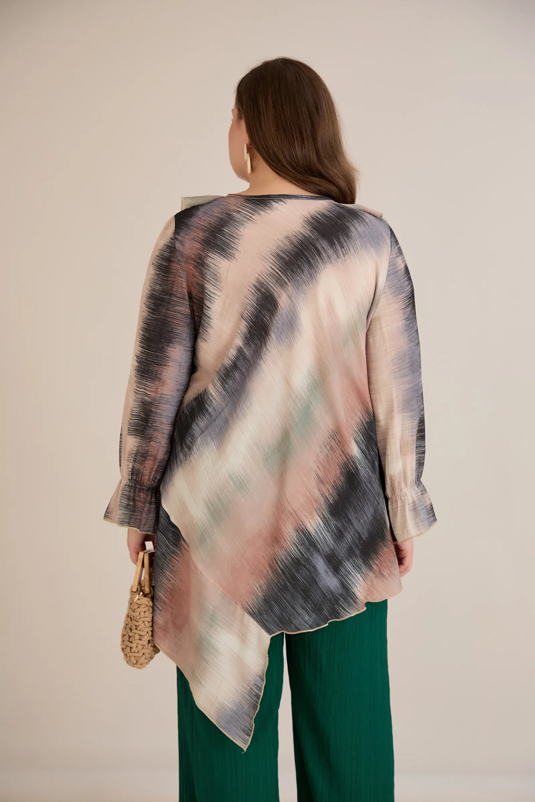 Asimetrična tunika s volanima na dekolteu