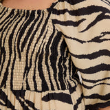 Duga ljetna haljina s kvadratnim izrezom – animal print