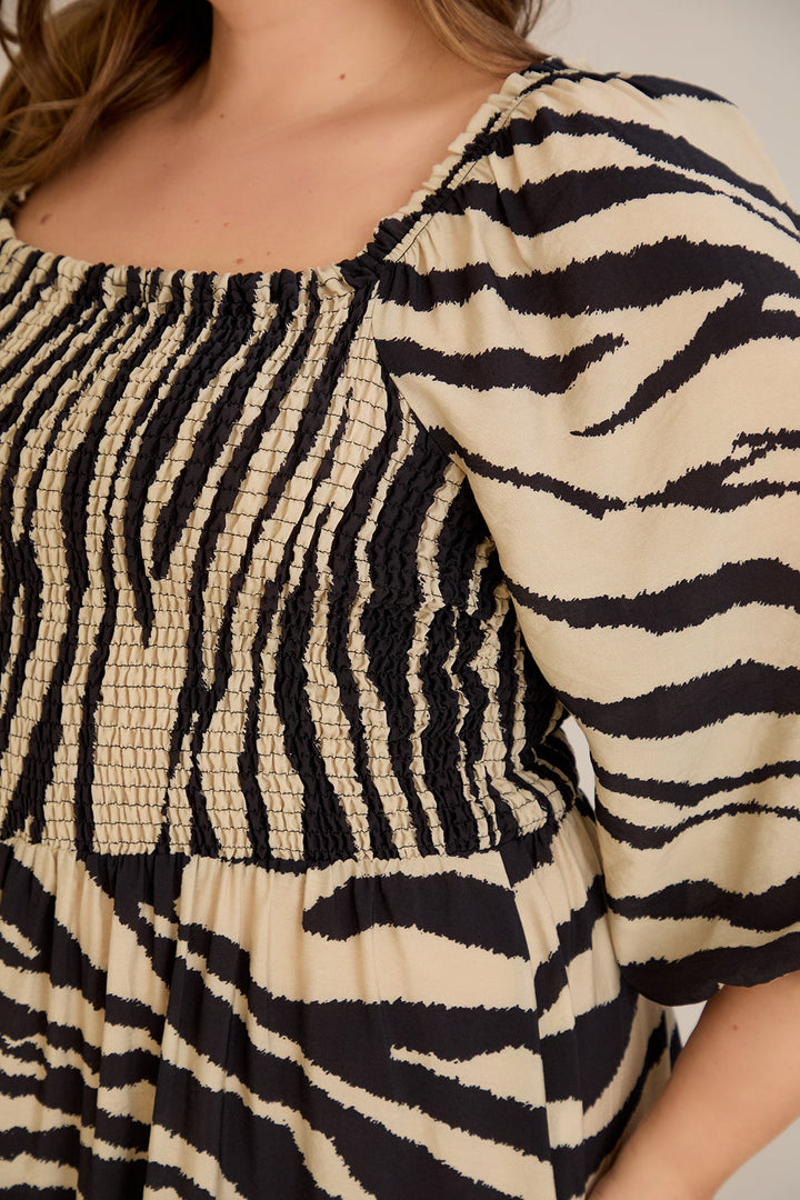 Duga ljetna haljina s kvadratnim izrezom – animal print