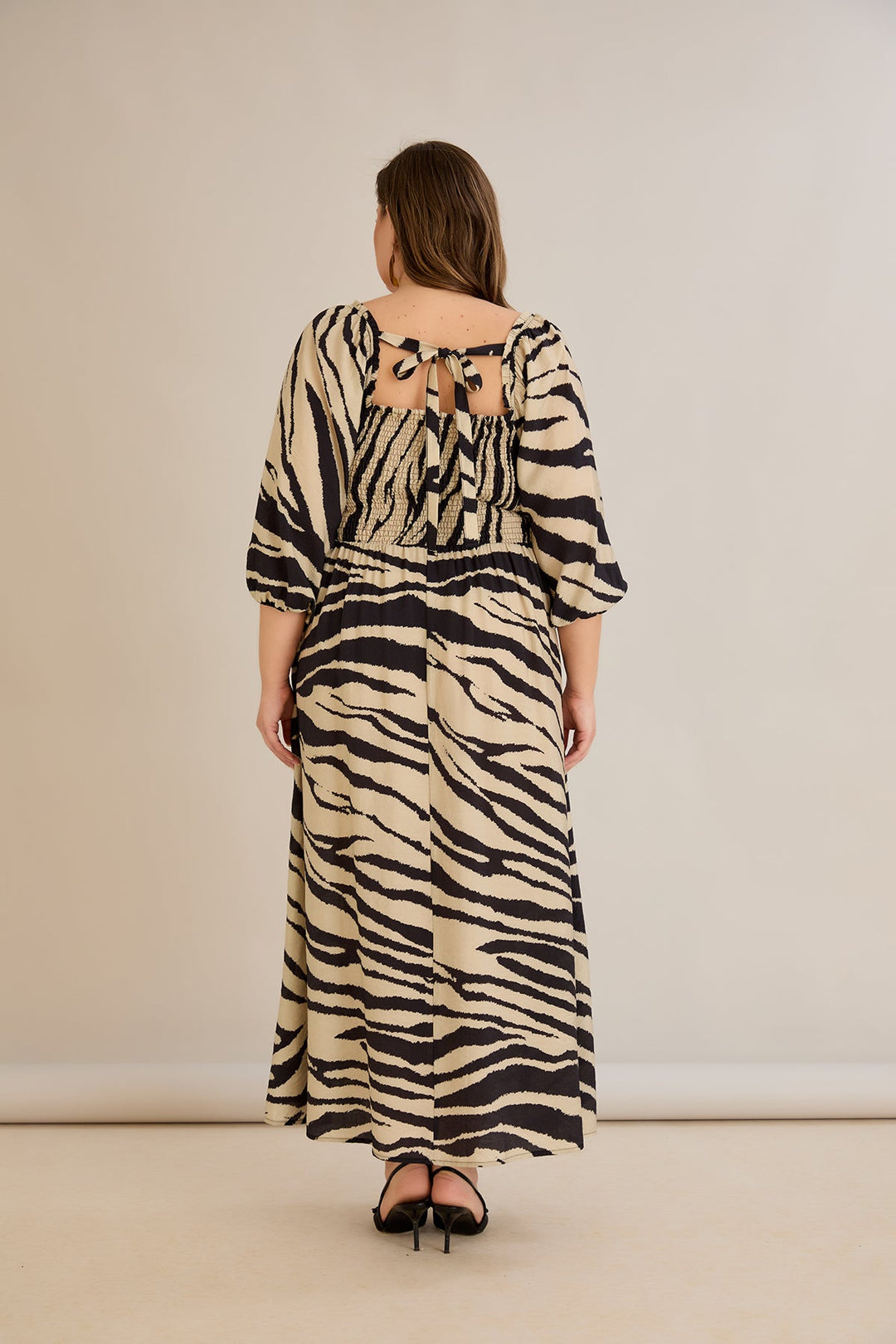 Duga ljetna haljina s kvadratnim izrezom – animal print