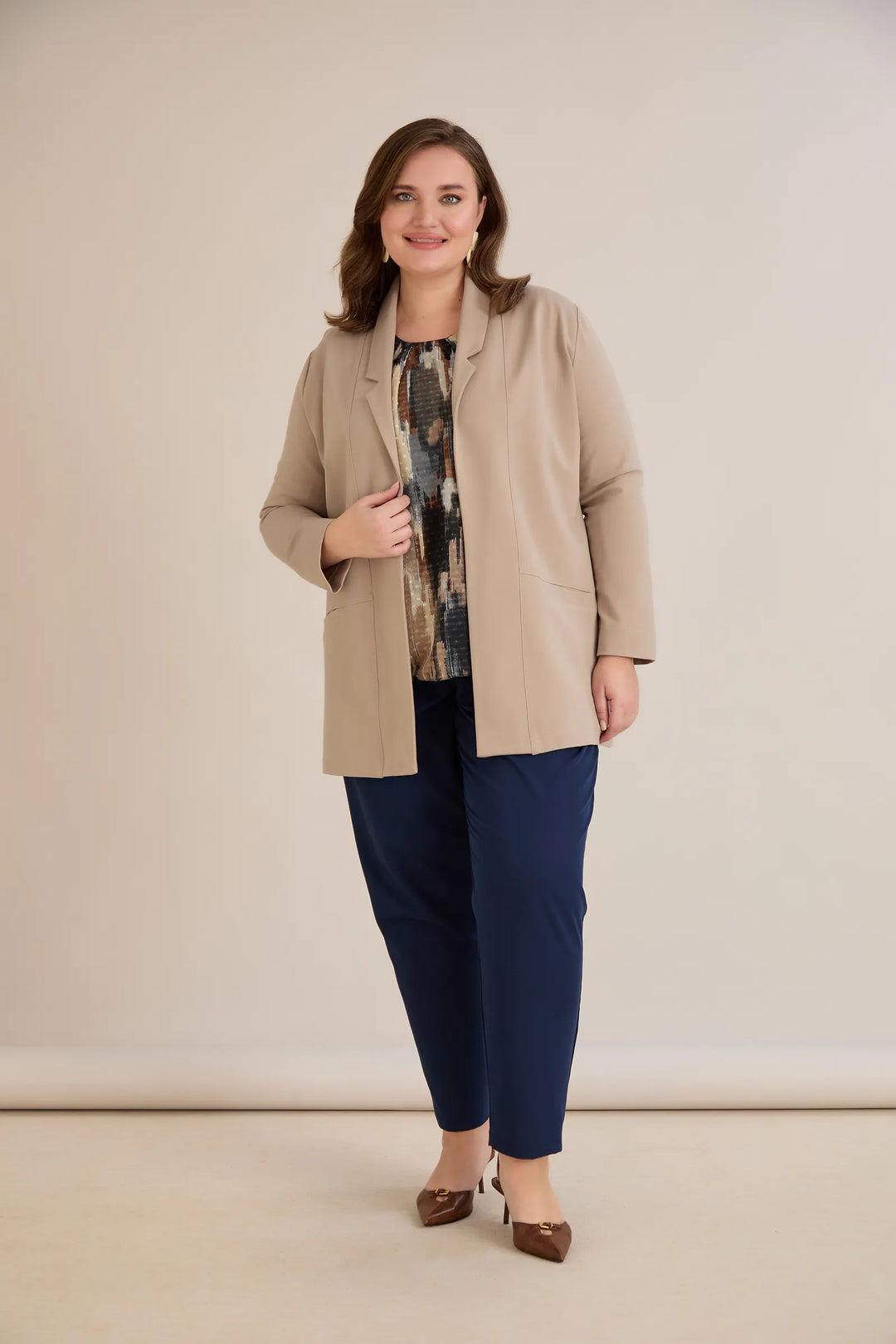 Sportsko-elegantni blejzer bez kopčanja u vizon boji