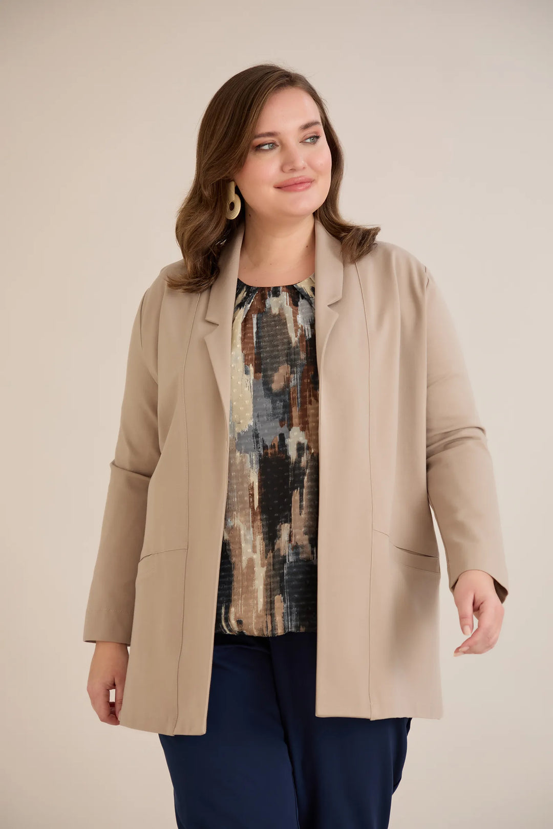 Sportsko-elegantni blejzer bez kopčanja u vizon boji