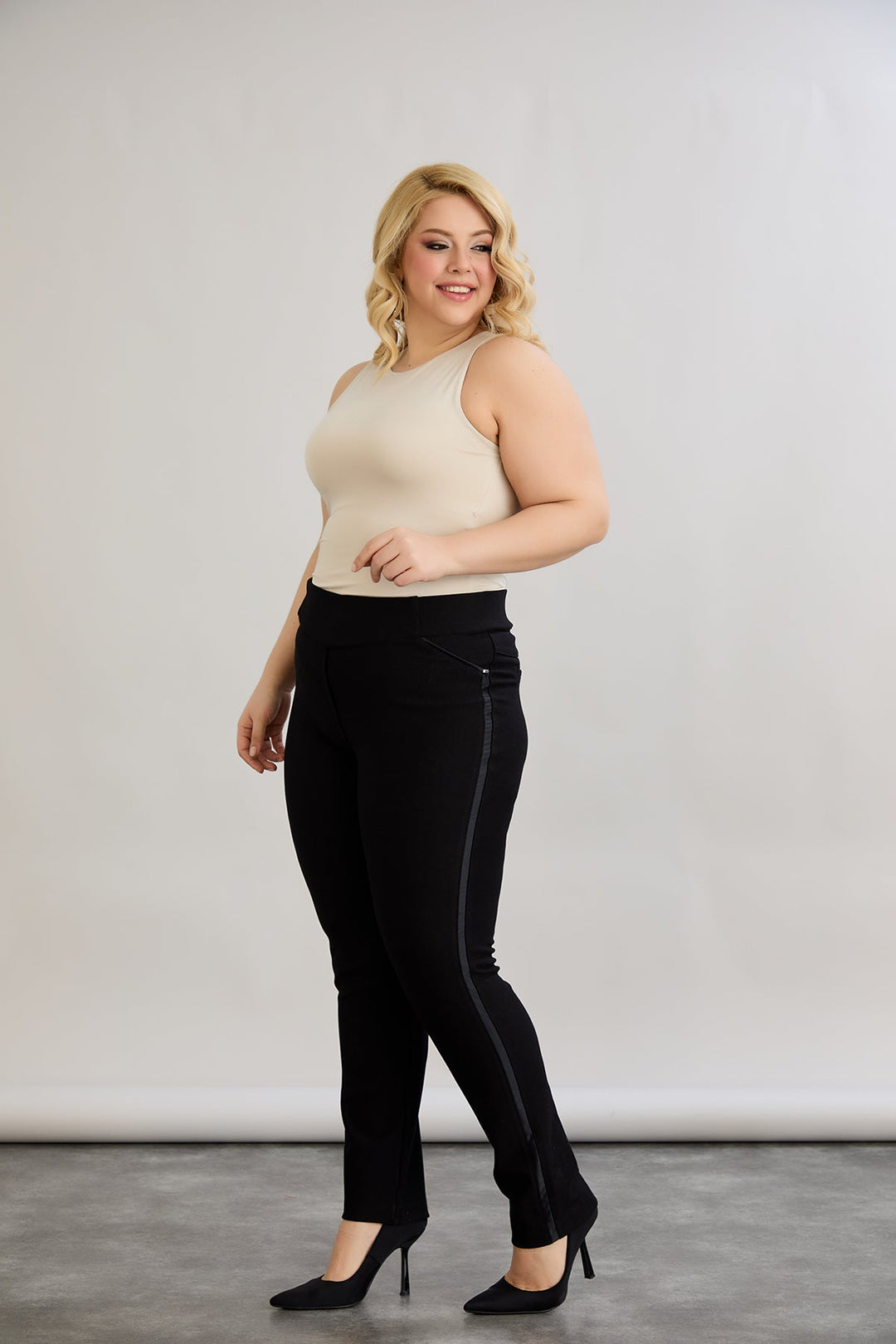 Modelirajuće hlače za punije žene Borisa - satenasti detalj