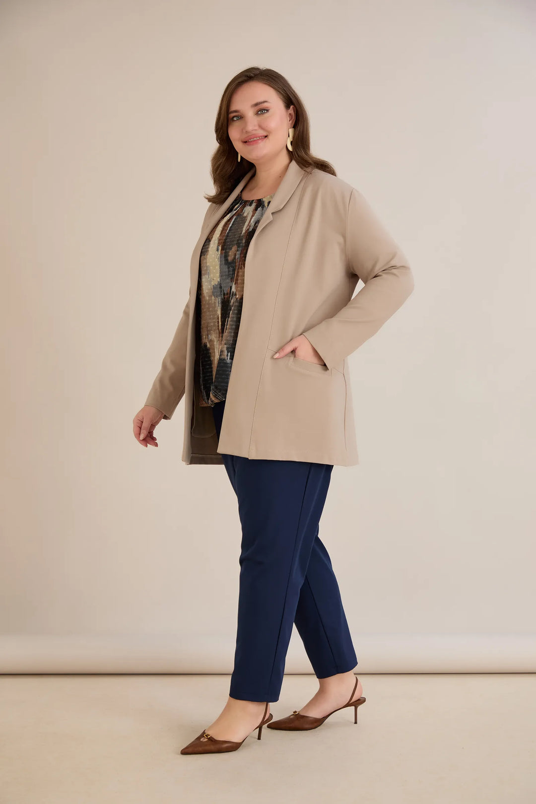 Sportsko-elegantni blejzer bez kopčanja u vizon boji