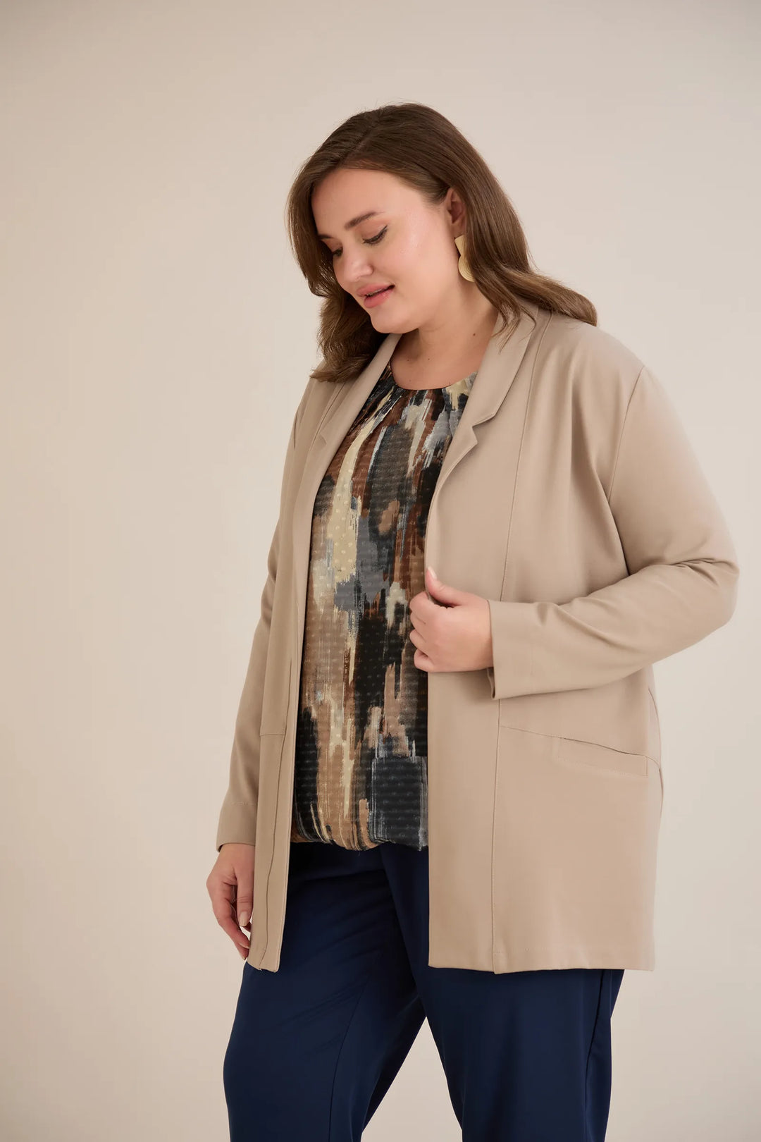 Sportsko-elegantni blejzer bez kopčanja u vizon boji