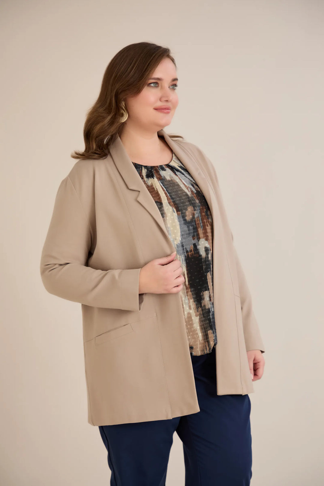 Sportsko-elegantni blejzer bez kopčanja u vizon boji