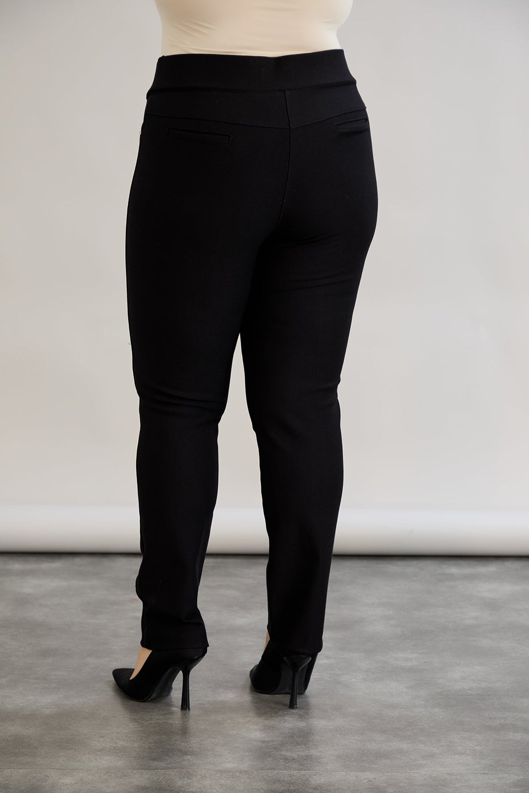 Modelirajuće hlače za punije žene Borisa - satenasti detalj