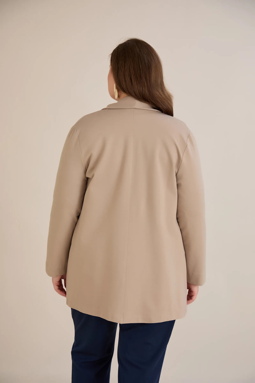 Sportsko-elegantni blejzer bez kopčanja u vizon boji