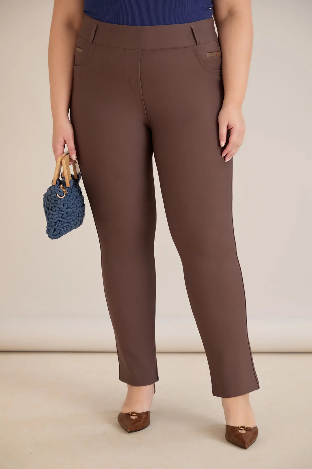 Hlače s efektom oblikovanja u vizon boji