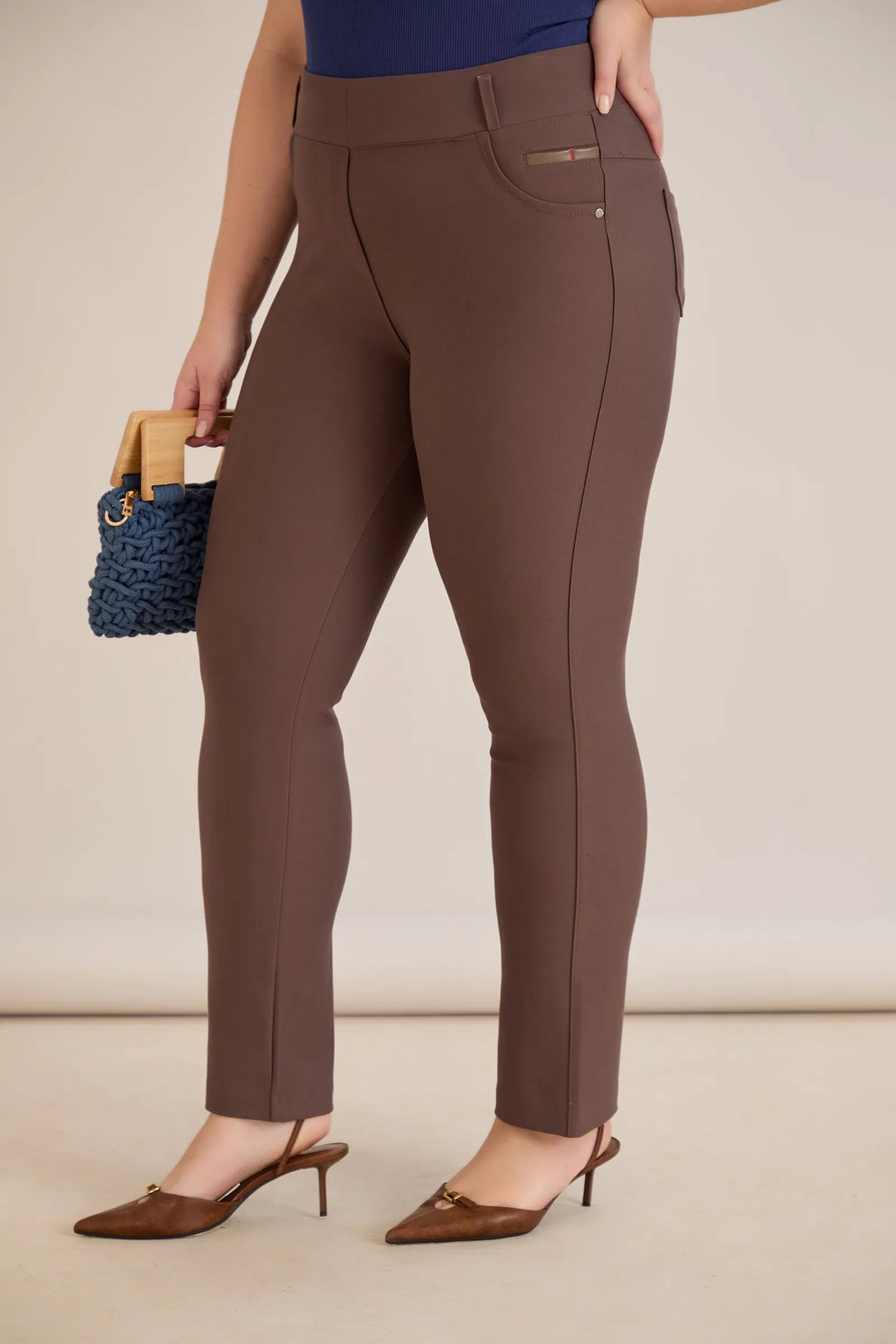 Hlače s efektom oblikovanja u vizon boji