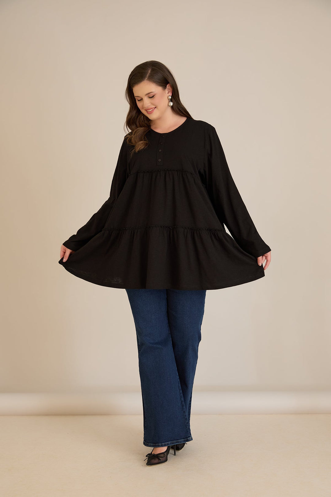 Pamučna ženska tunika s dugim rukavima u crnoj boji