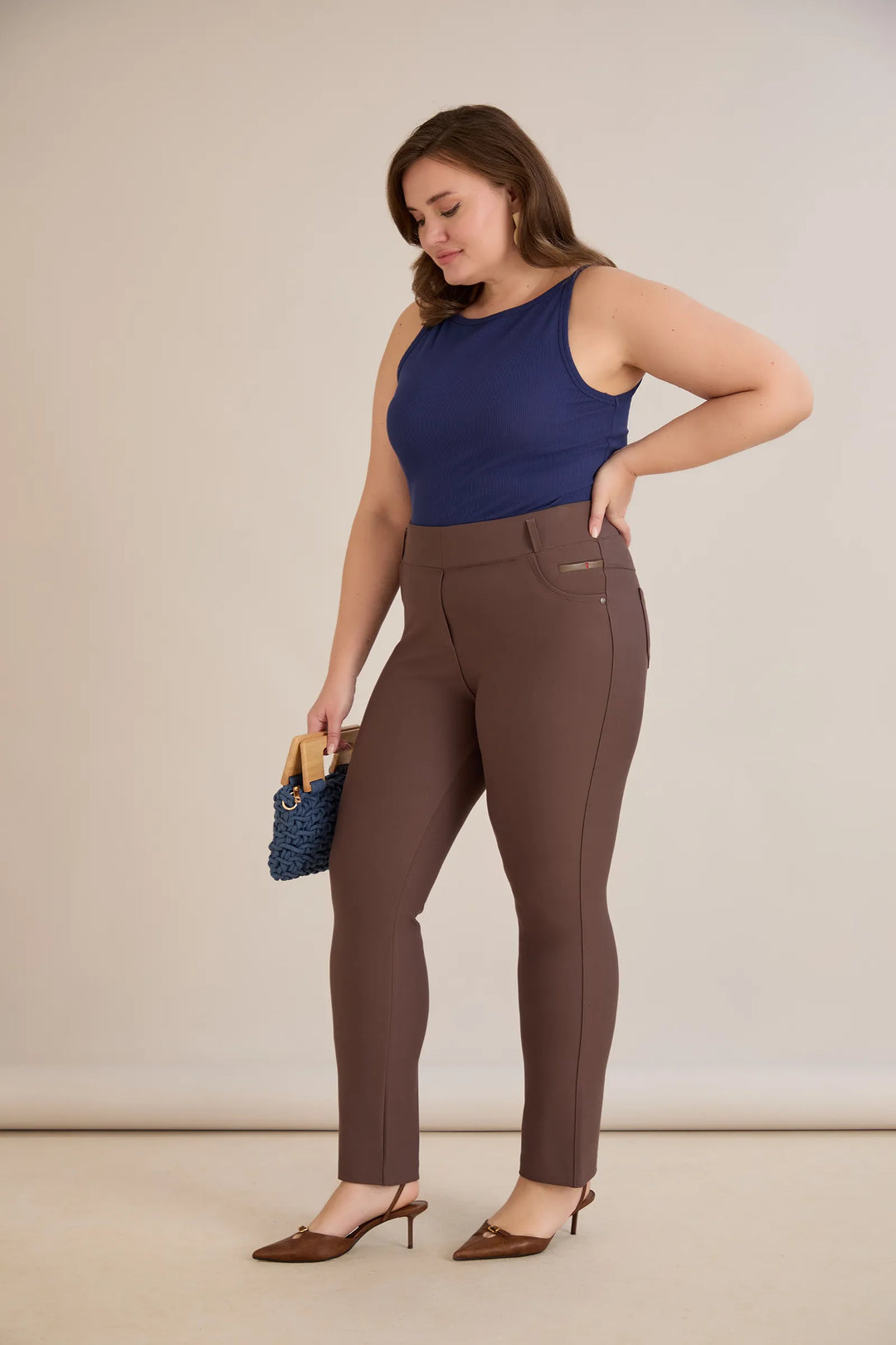 Hlače s efektom oblikovanja u vizon boji