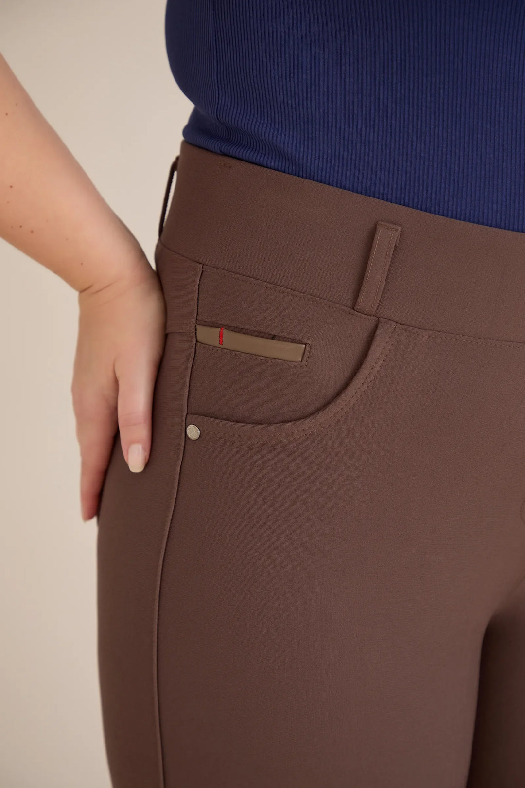 Hlače s efektom oblikovanja u vizon boji