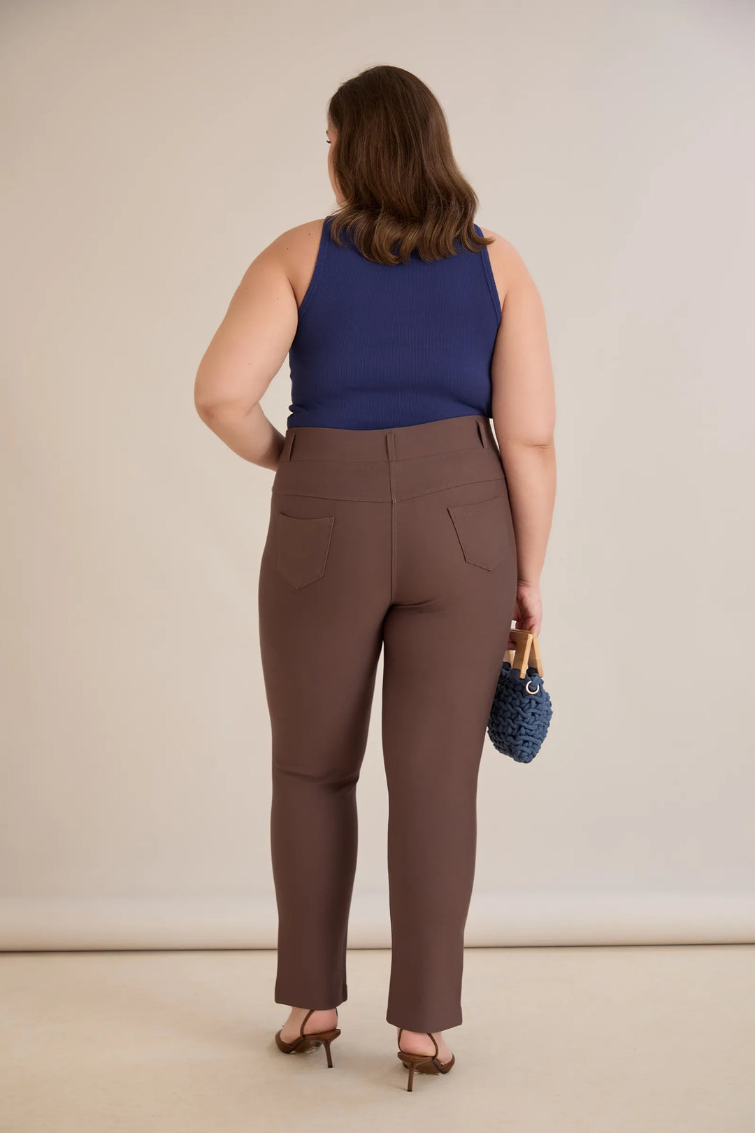 Hlače s efektom oblikovanja u vizon boji