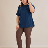 Plus size pamučna bluza s atraktivnim izrezom i perlama – Plava
