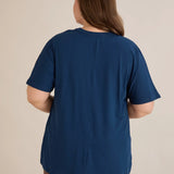 Plus size pamučna bluza s atraktivnim izrezom i perlama – Plava