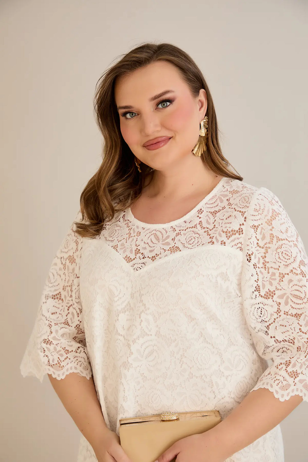 Duga vjenčanica A-kroja od čipke