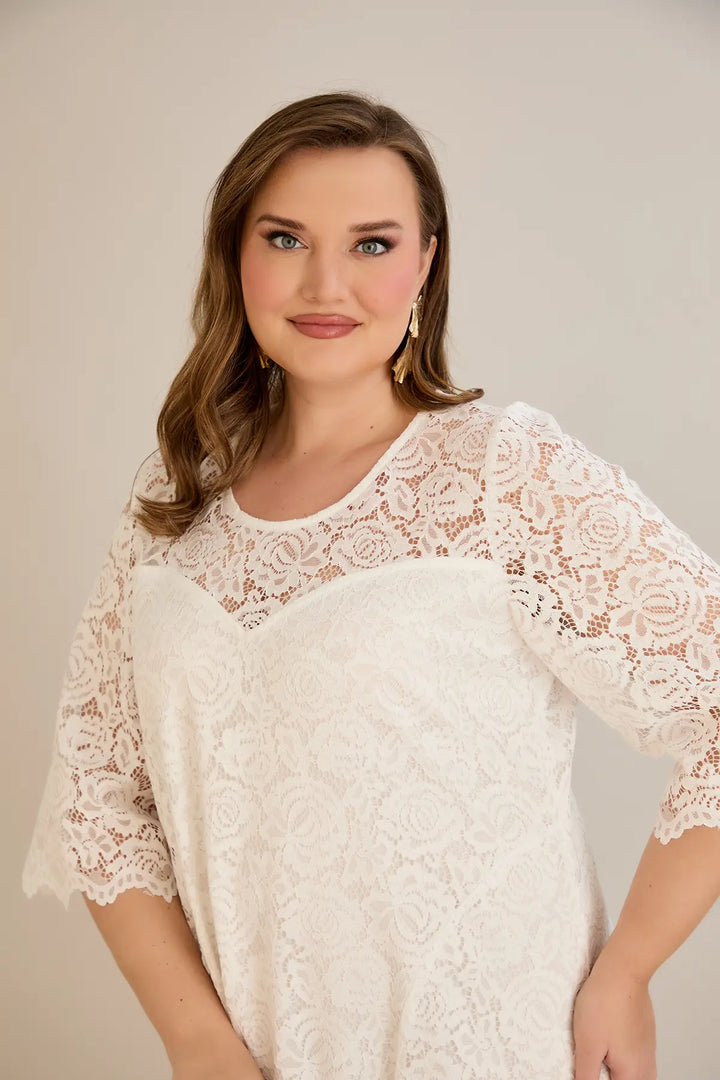 Duga vjenčanica A-kroja od čipke