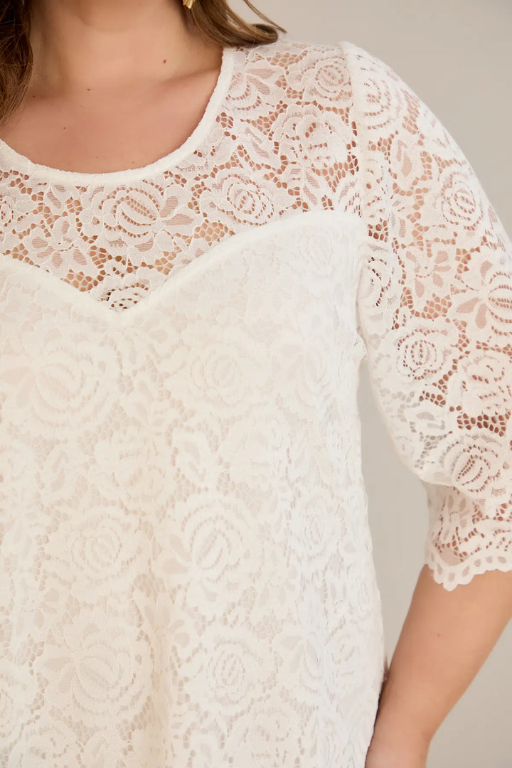 Duga vjenčanica A-kroja od čipke