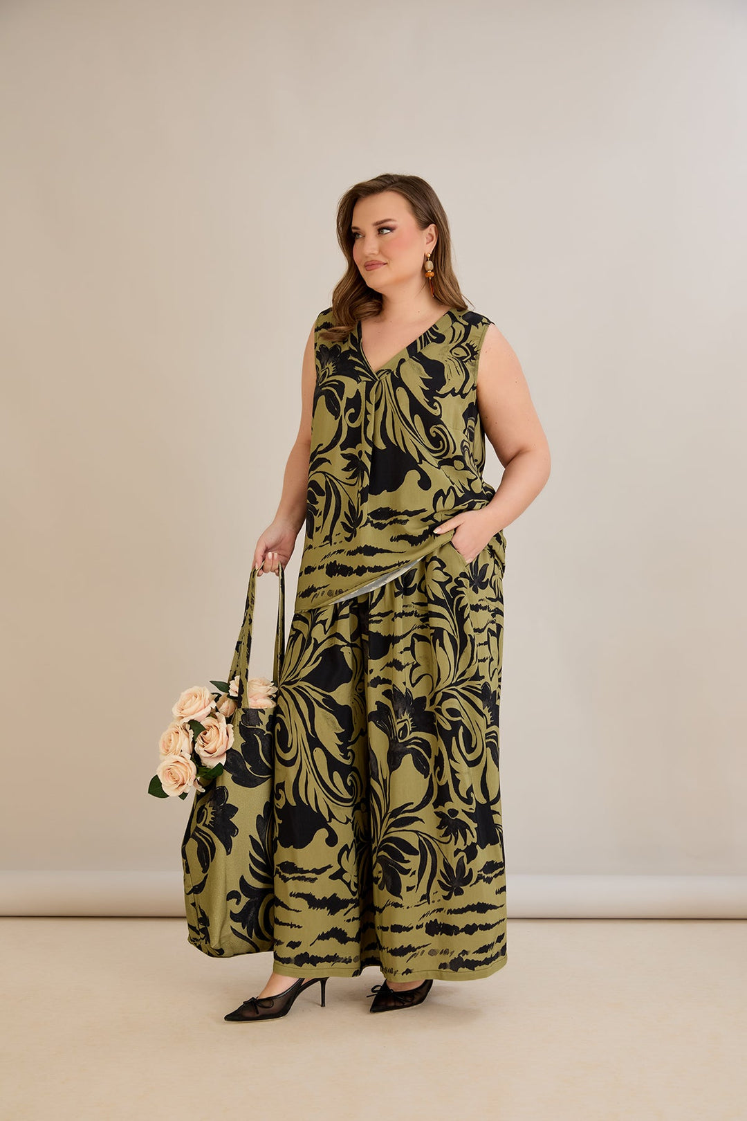 Ljetni set u velikim veličinama od 2 dijela: hlače + majica bez rukava.