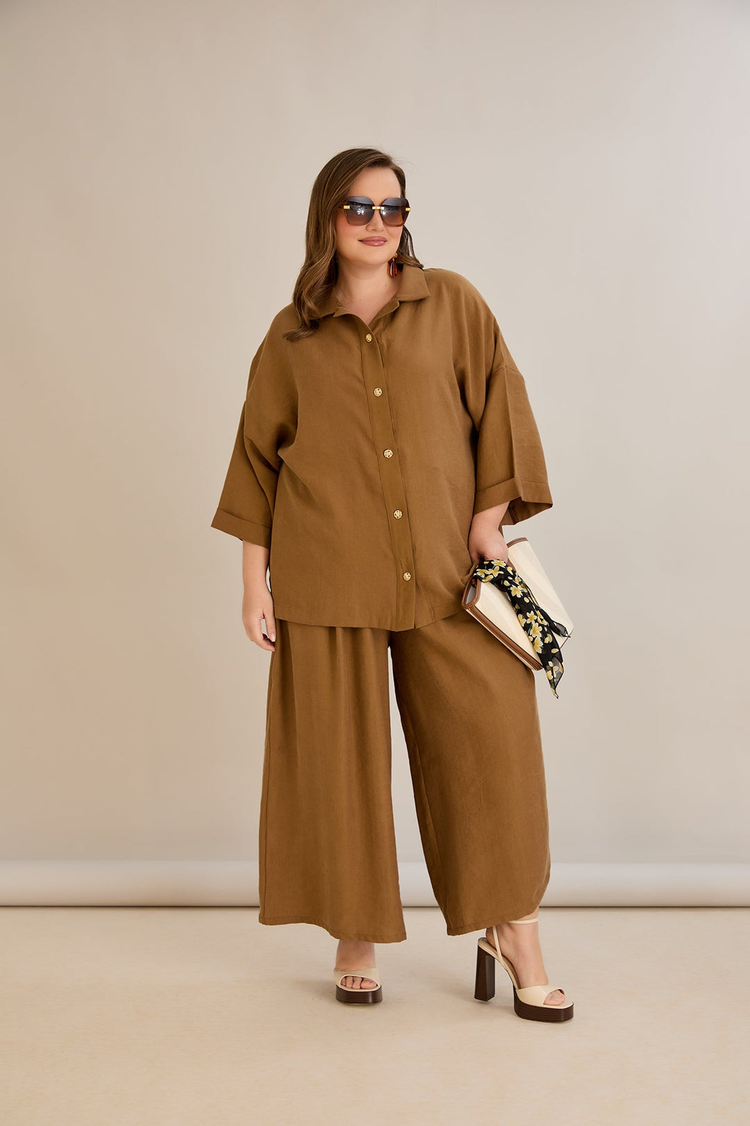 Ljetni set crne boje u velikim veličinama, sastavljen od 2 dijela: hlače + košulja.