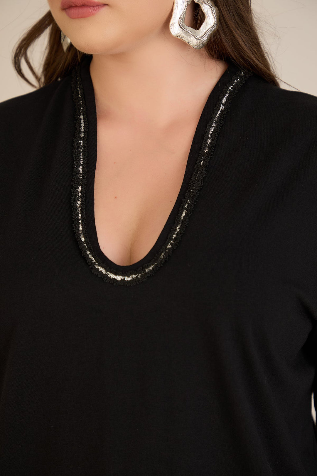 Pamučna bluza s V dekolteom i srebrnim obrubom