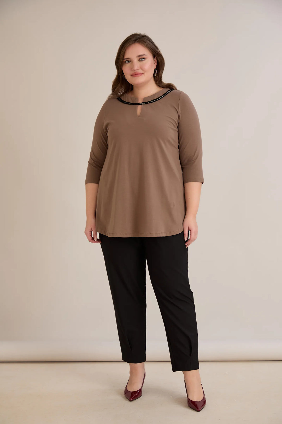 Pamučna tunika s efektivnim izrezom i srebrnim detaljem u moka boji