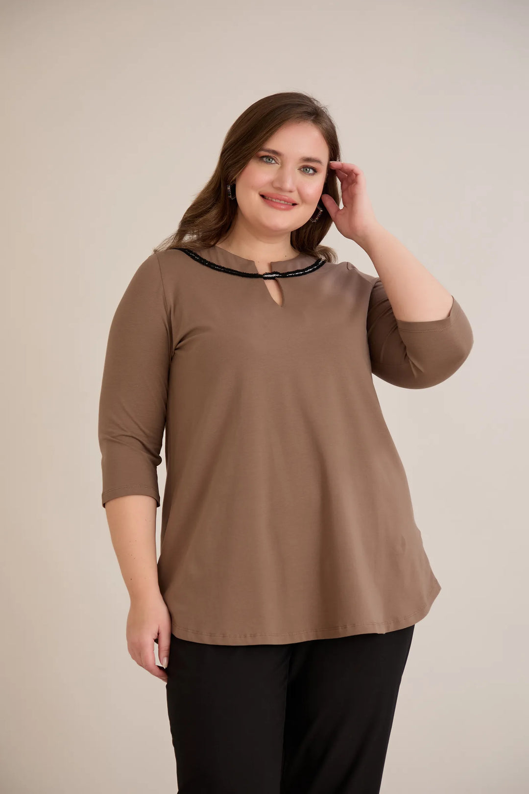 Pamučna tunika s efektivnim izrezom i srebrnim detaljem u moka boji